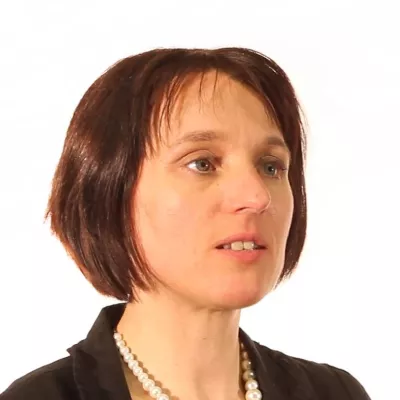 Eine Frau erklärt das Video