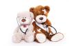 Zwei Teddybaeren sitzen nebeneinander. Einer von beiden hat Pflaster (Verletzungen) und der andere hoert ihn mit dem Stethoskop ab.